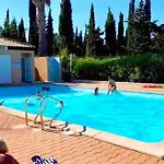 Apartment Avec Jardinet Dans Avec Piscine